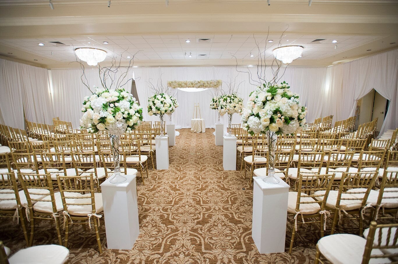 Wedding Decor That Stands Out: Why Pedestals Are a Must-Have