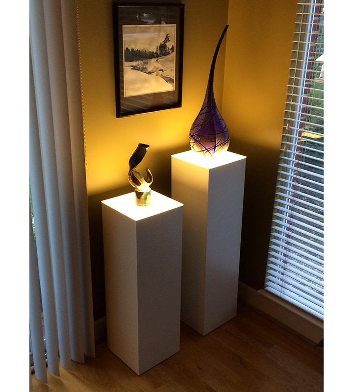 White Laminate Pedestal with Ambient Light – Pedestal Source